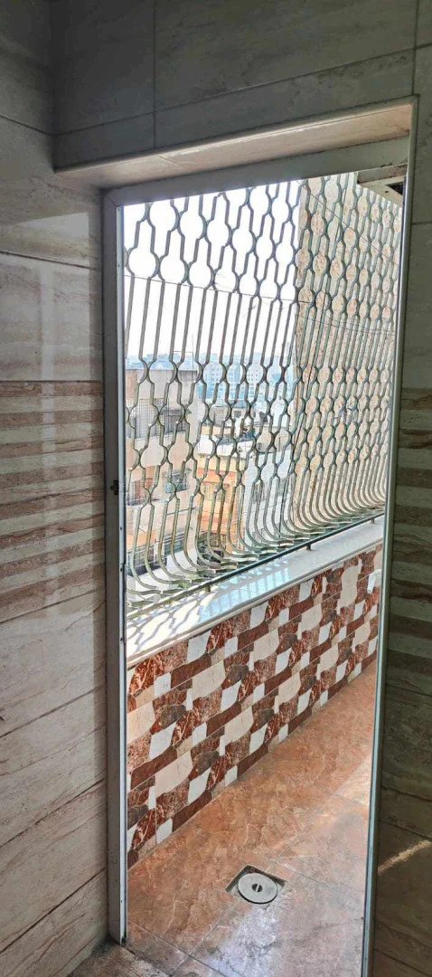 شقة في حي نزال بجوار الأحوال المدنية ومحمص الشعب  - 38,000 دأ - صورة 1