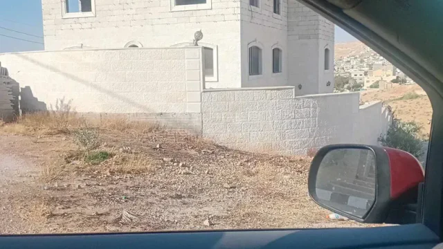 فيلا/منزل - .الزرقاء ضاحيه البستان خلف مدرسه حي البستان  - 125000 دأ