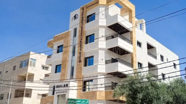 شقة - اربد - الحي الشرقي - قرب حديقة تونس ودوار الدرة  - 67000 دأ