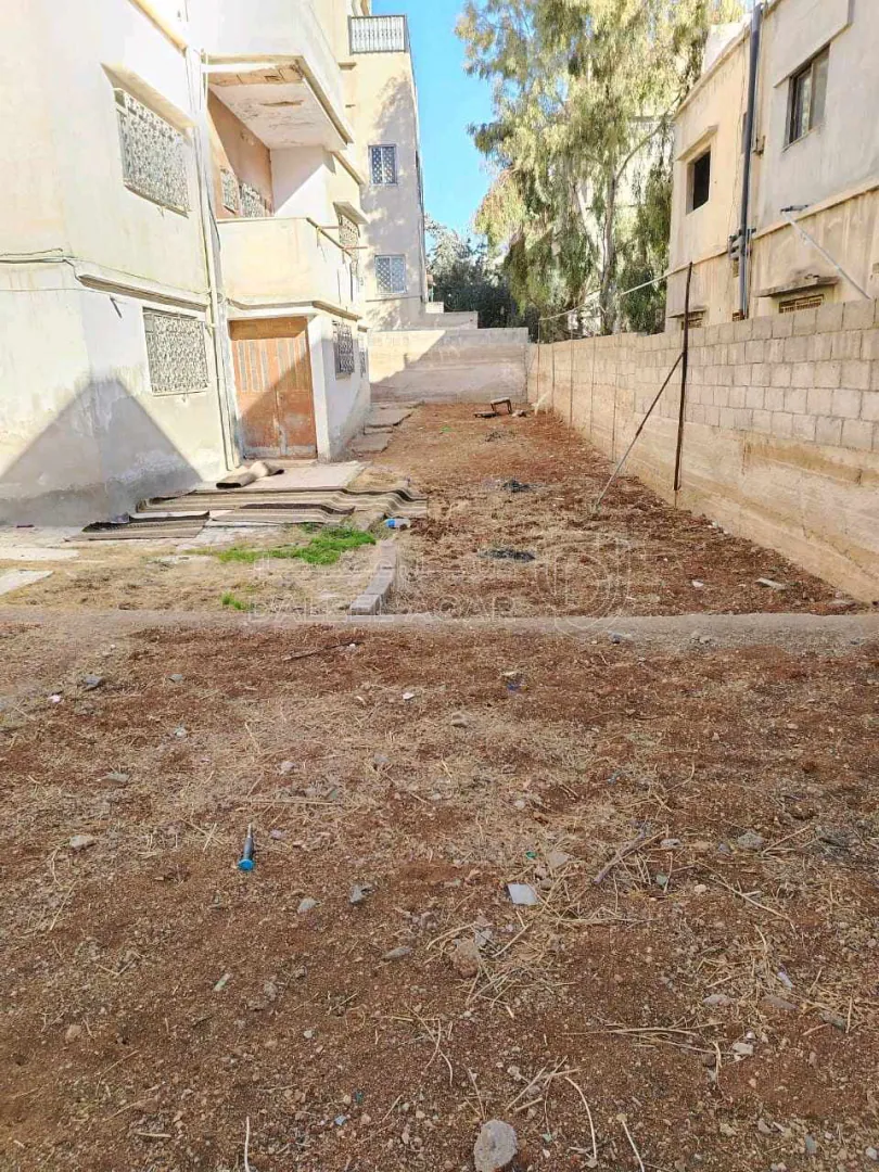 فيلا/منزل في الزرقاء وادي الحجر بالقرب من مستشفى جبل الزيتونة  - 60,000 دأ - صورة 1