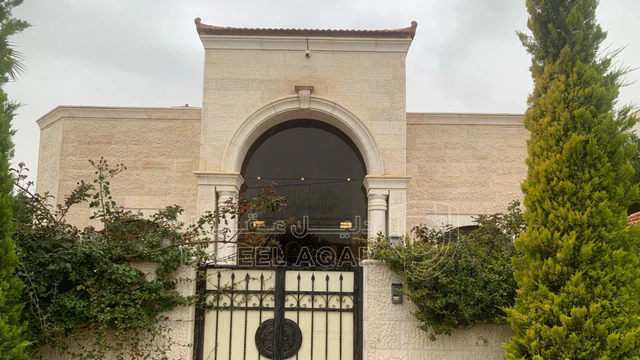 فيلا/منزل في مادبا - قرب مسجد المسيح عيسى ابن مريم  - 250,000 دأ - صورة NaN
