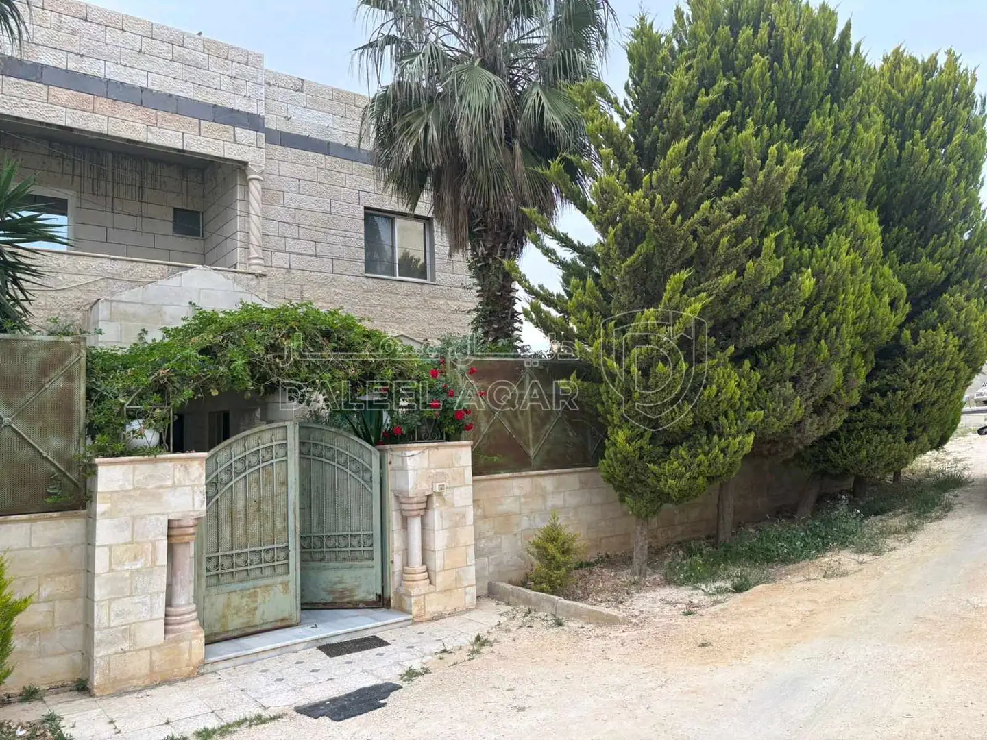 فيلا/منزل في منزل ٣ طوابق بسعر مغري للبيع - 140,000 دأ - صورة 1