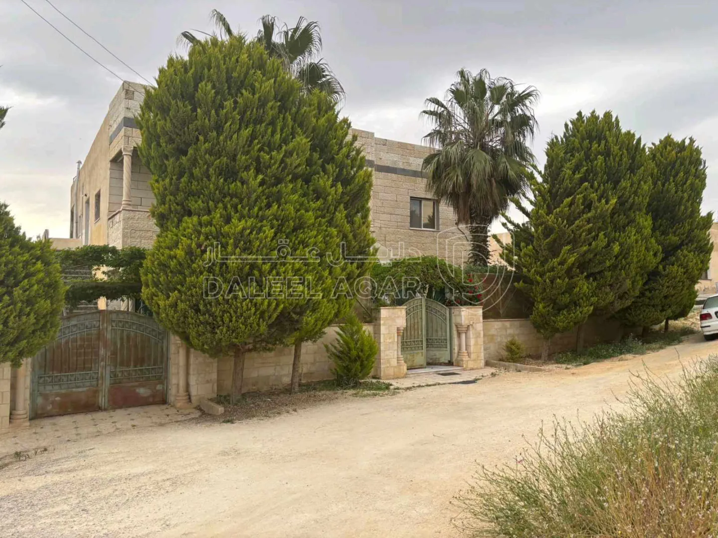 فيلا/منزل في منزل ٣ طوابق بسعر مغري للبيع - 140,000 دأ - صورة 1