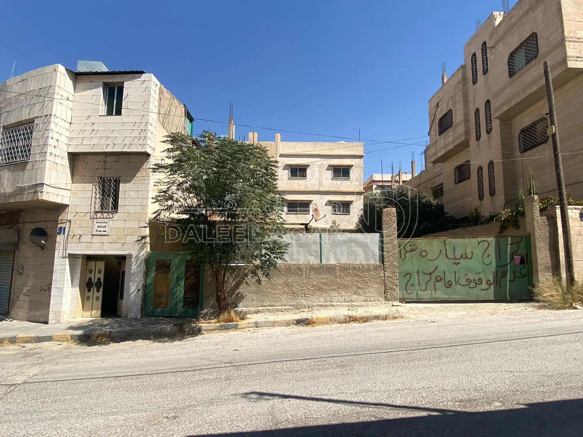 مبنى في عمارة تتكون من شقة و4 مخازن  - 130,000 دأ - صورة 2