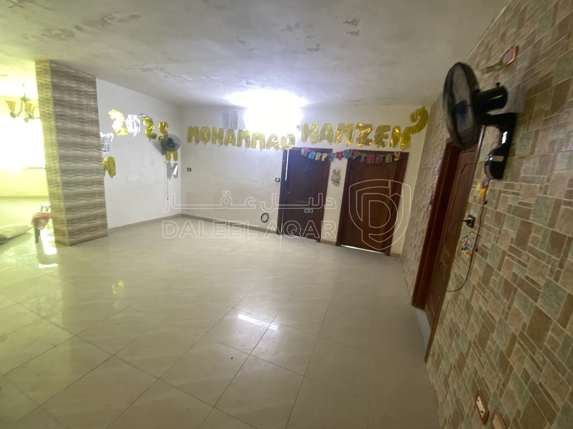 مبنى في عمارة تتكون من شقة و4 مخازن  - 130,000 دأ - صورة 12