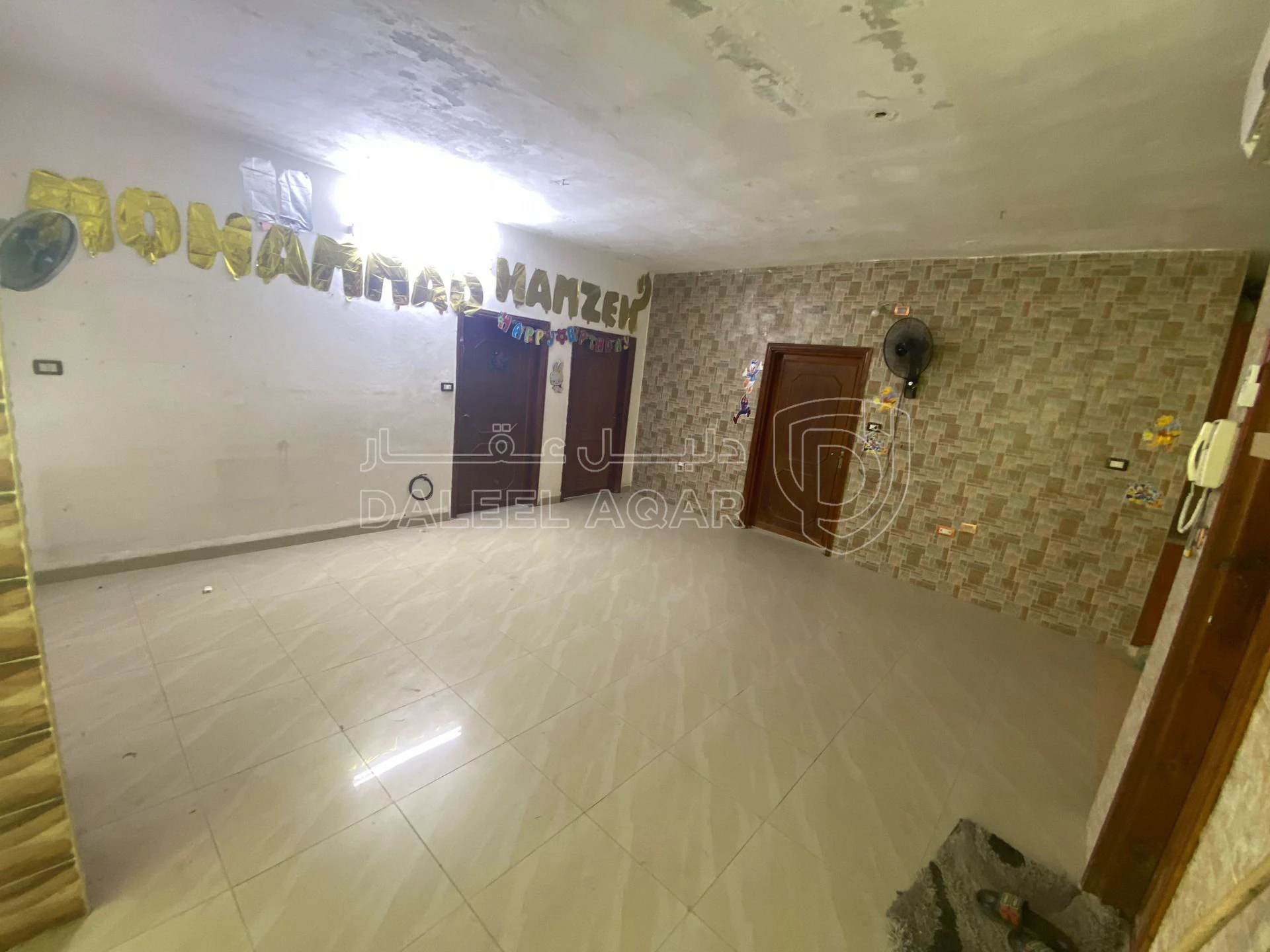 مبنى في عمارة تتكون من شقة و4 مخازن  - 130,000 دأ - صورة 11