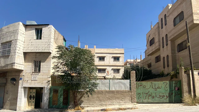 مبنى في عمارة تتكون من شقة و4 مخازن  - 130,000 دأ - صورة NaN