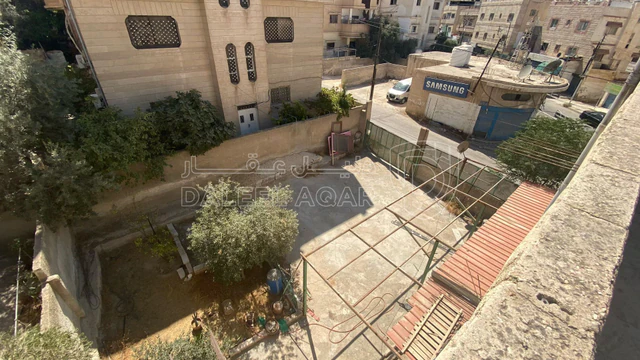 مبنى في عمارة تتكون من شقة و4 مخازن  - 130,000 دأ - صورة NaN