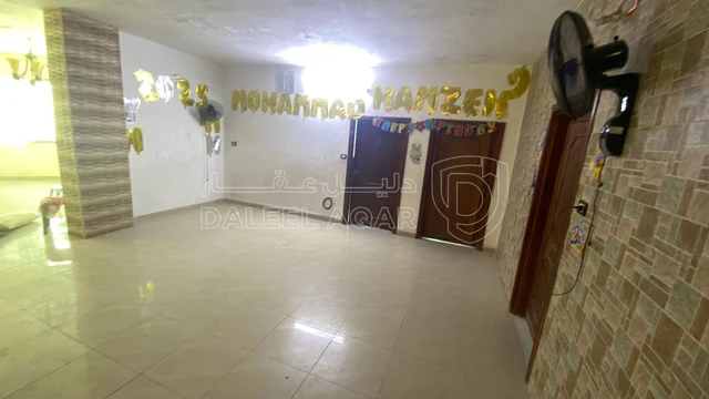 مبنى في عمارة تتكون من شقة و4 مخازن  - 130,000 دأ - صورة NaN