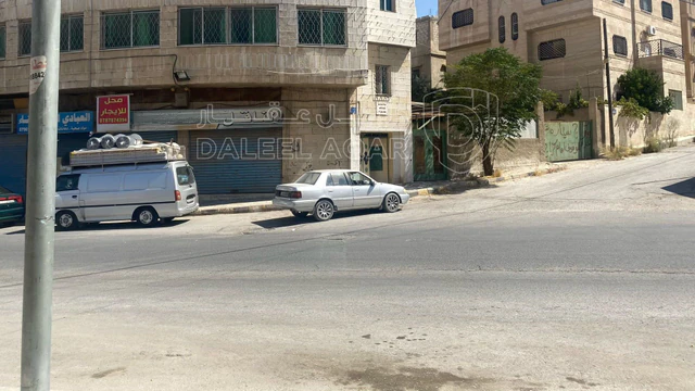 مبنى - عمارة تتكون من شقة و4 مخازن  - 130000 دأ