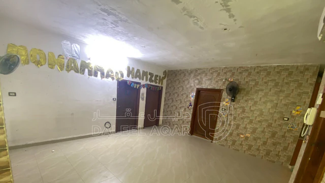 مبنى في عمارة تتكون من شقة و4 مخازن  - 130,000 دأ - صورة NaN