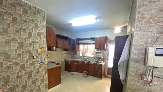 مبنى في عمارة تتكون من شقة و4 مخازن  - 130,000 دأ - صورة NaN