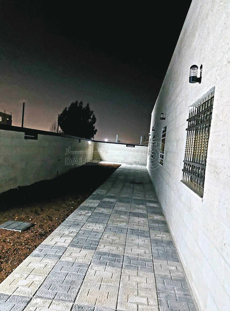 فيلا/منزل في ذهيبه الشرقية - 130,000 دأ - صورة 1