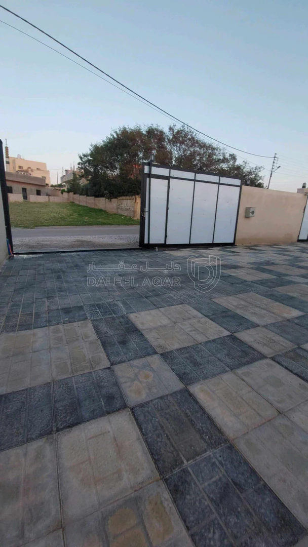 فيلا/منزل في ذهيبه الشرقية - 130,000 دأ - صورة 1