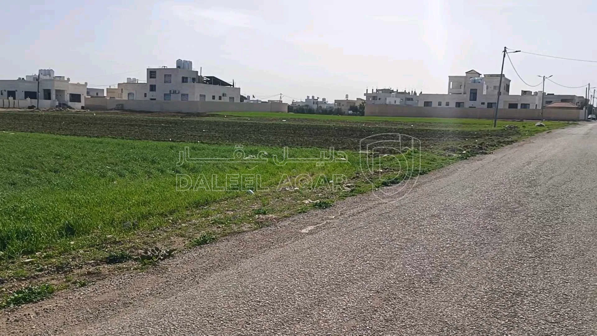 أرض في ارض للبيع في اربد حواره المساحه المسجله 807 متر - 85,000 دأ - صورة 1