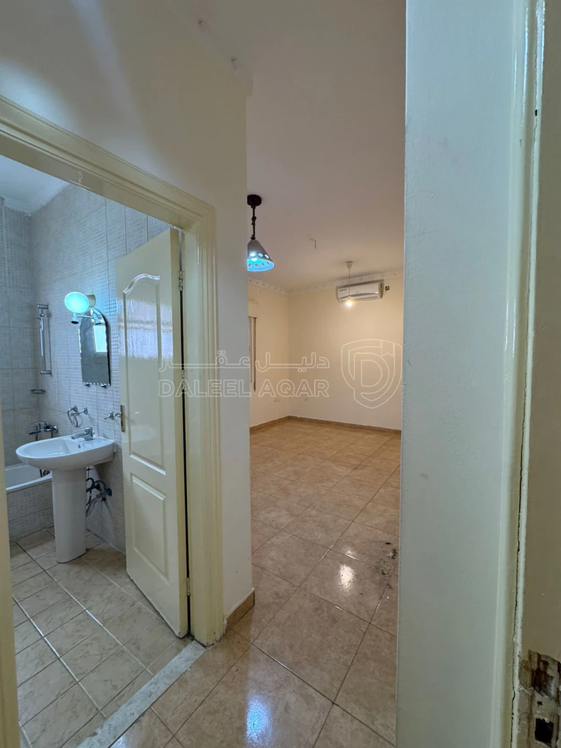 شقة في السكنية الخامسة  - 55,000 دأ - صورة 1