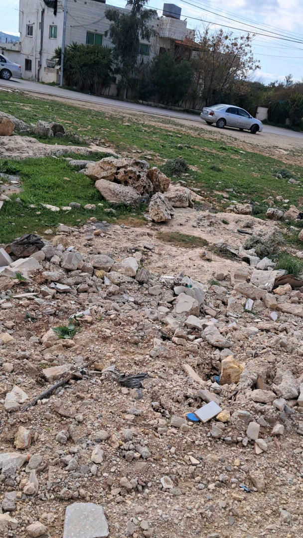 أرض في قرية ابو نصير الشارع المؤدي الى معصرة البلقاء  - 65,000 دأ - صورة 1