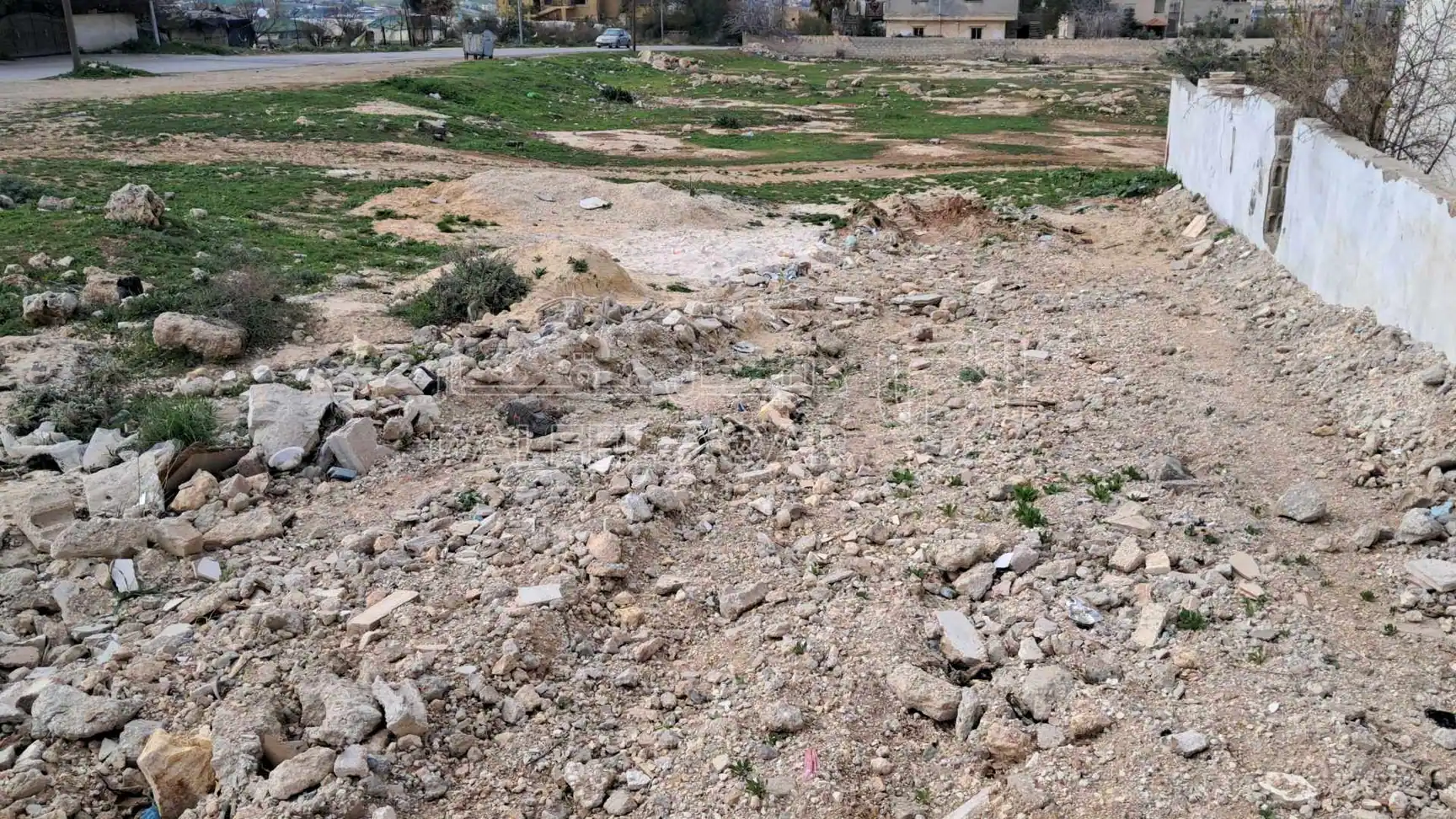 أرض في قرية ابو نصير الشارع المؤدي الى معصرة البلقاء  - 65,000 دأ - صورة 1