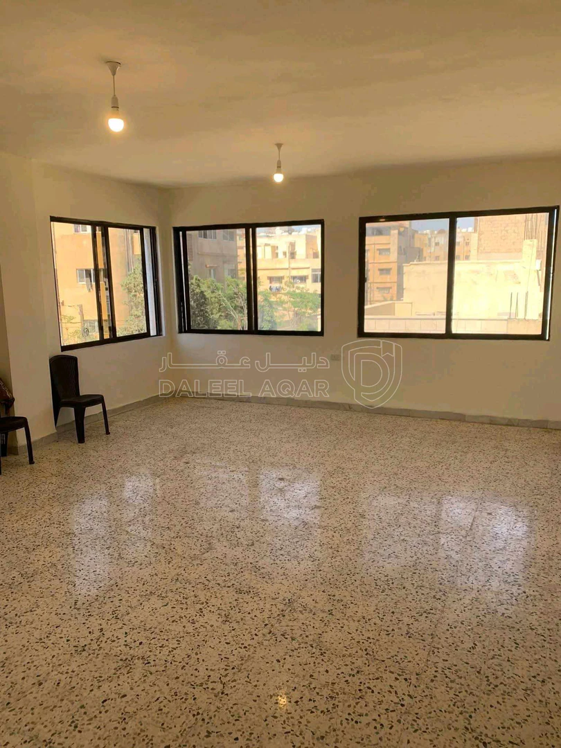 شقة في ماركا حي العبدللات قريبه مدارس الطفل - 33,000 دأ - صورة 1