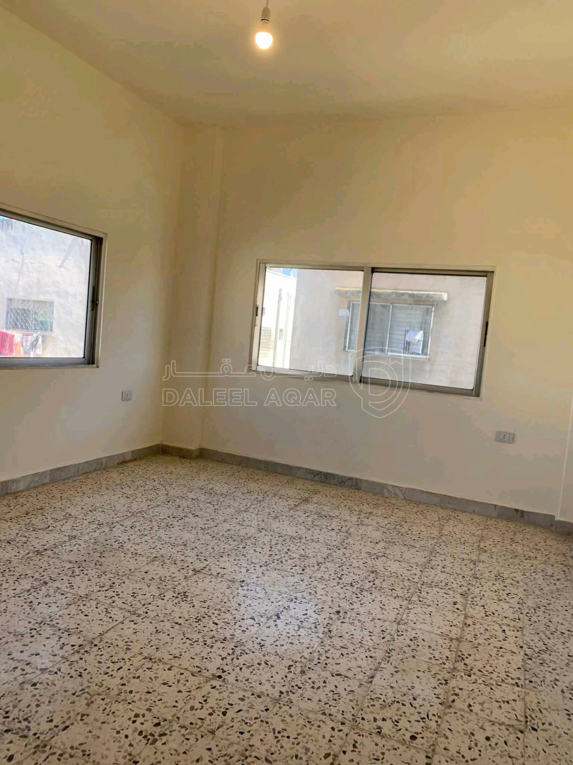 شقة في ماركا حي العبدللات قريبه مدارس الطفل - 33,000 دأ - صورة 1