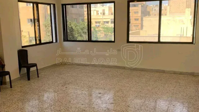شقة - ماركا حي العبدللات قريبه مدارس الطفل - 33000 دأ
