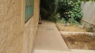 فيلا/منزل - الزرقاء الاتستراد خلف جمعيه عمر بن الخطاب ضريبة ال - 140000 دأ