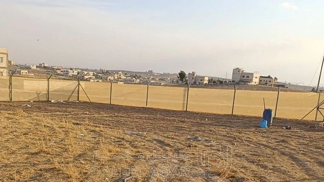 أرض في قطعة أرض على شارعين بواجهة ضخمة على الشارع - 40,000 دأ - صورة 1