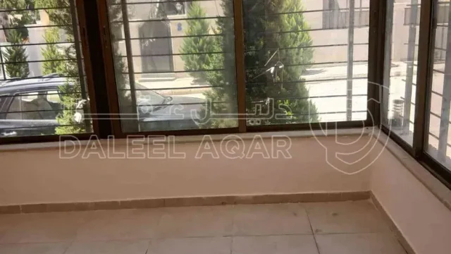 شقة - الجبيهة حي ام زويتينة طايق ارضي مع ساحة خارجية . مدخل مستقل( باب عالمطبخ و باب ع غرفة الضيوف و باب من مدخل العمارة )٣ غرف نوم واحدة ماستر غرفة ضيوف صالون مطبخ مفتوح على صالة ٦ متر خزانات(٤ تحت ٢ فوق ) - 70000 دأ