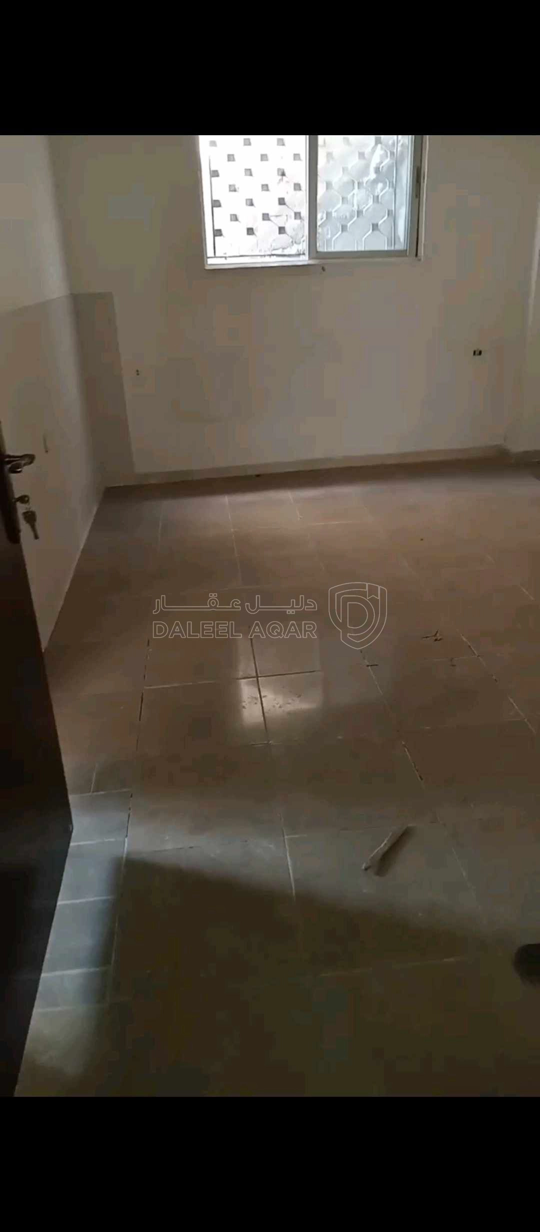 شقة في شقة للبيع مقسومة شقتين تصلح للسكن او الاستثمار  - 19,000 دأ - صورة 1