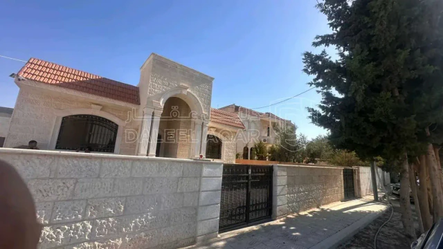 فيلا/منزل - مأدبا الخطابيه قرب مدرسه الخطابيه الاساسيه ومجمع سامي الطحان  - 125000 دأ