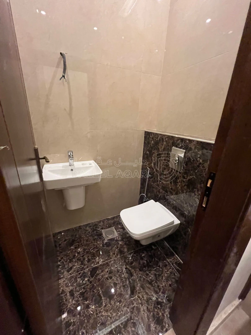 شقة في شبه ارضي لقطة قرب دوار الاتصالات مرج الحمام  - 100,000 دأ - صورة 1