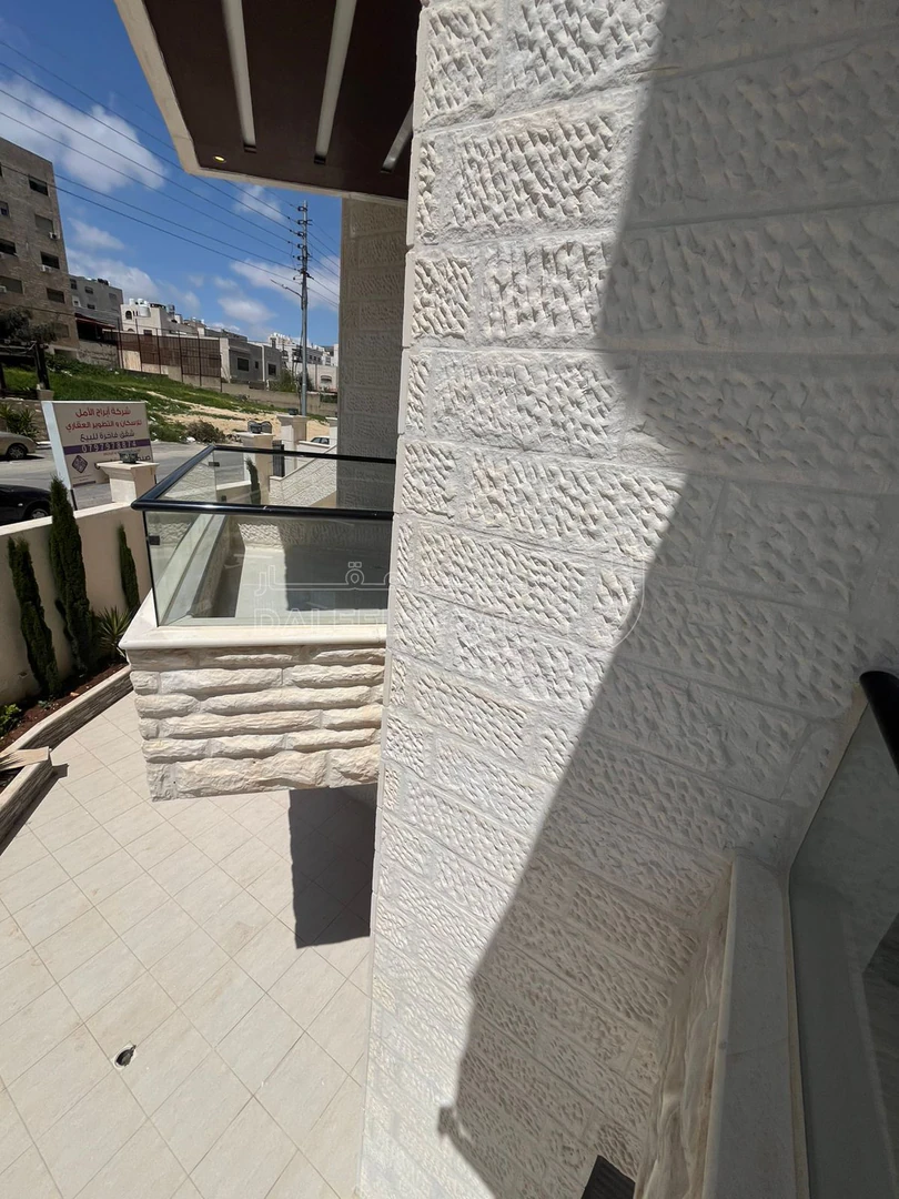 شقة في شبه ارضي لقطة قرب دوار الاتصالات مرج الحمام  - 100,000 دأ - صورة 1