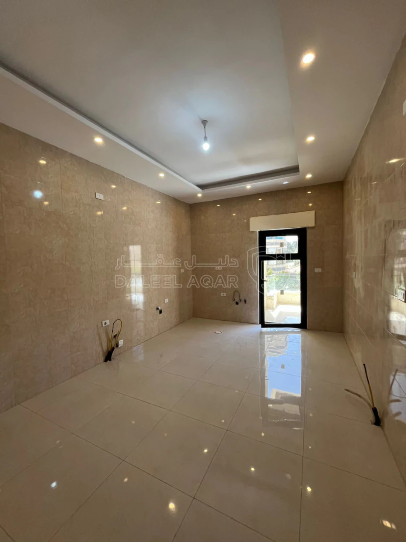 شقة في شبه ارضي لقطة قرب دوار الاتصالات مرج الحمام  - 100,000 دأ - صورة 1