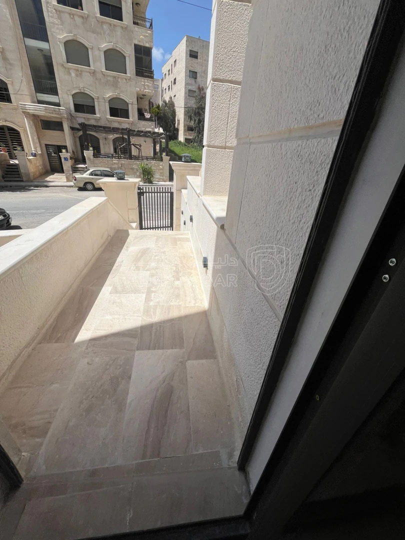 شقة في شبه ارضي لقطة قرب دوار الاتصالات مرج الحمام  - 100,000 دأ - صورة 1