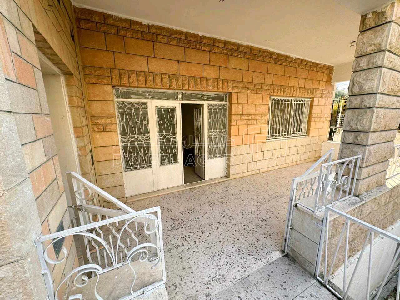 مبنى في فيلا تتكون من 4 شقق وحديقة بسعر مغري - 121,000 دأ - صورة 1