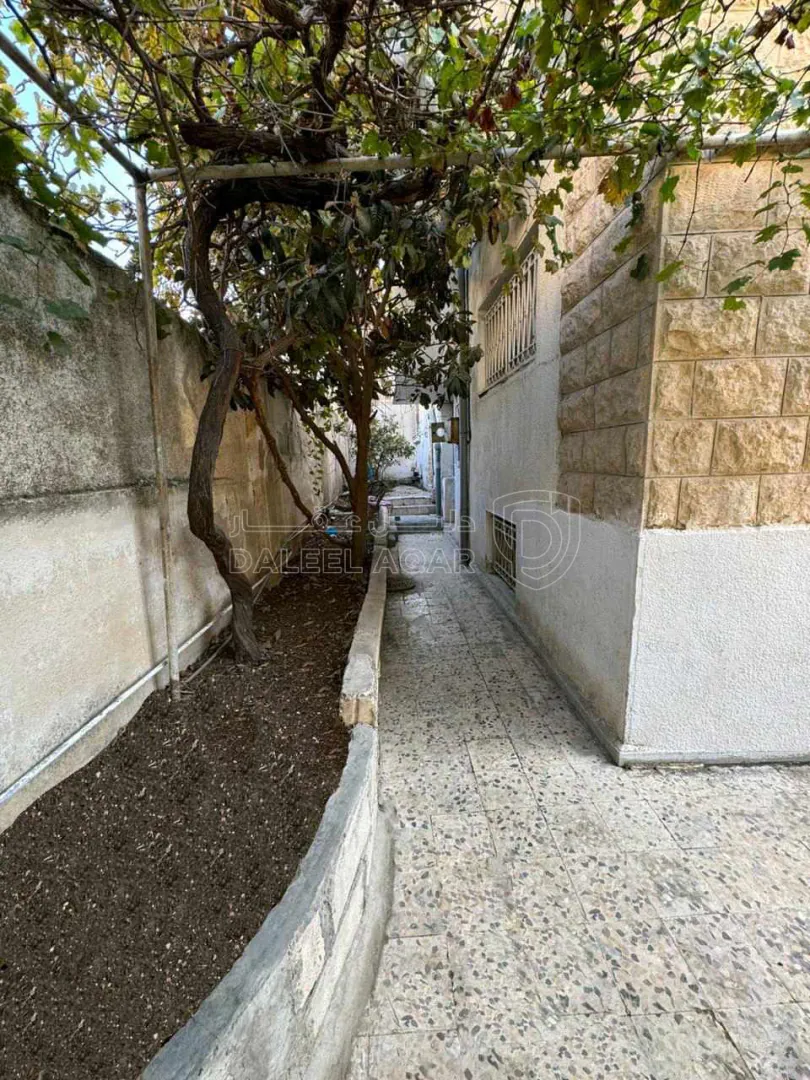 مبنى في فيلا تتكون من 4 شقق وحديقة بسعر مغري - 121,000 دأ - صورة 1