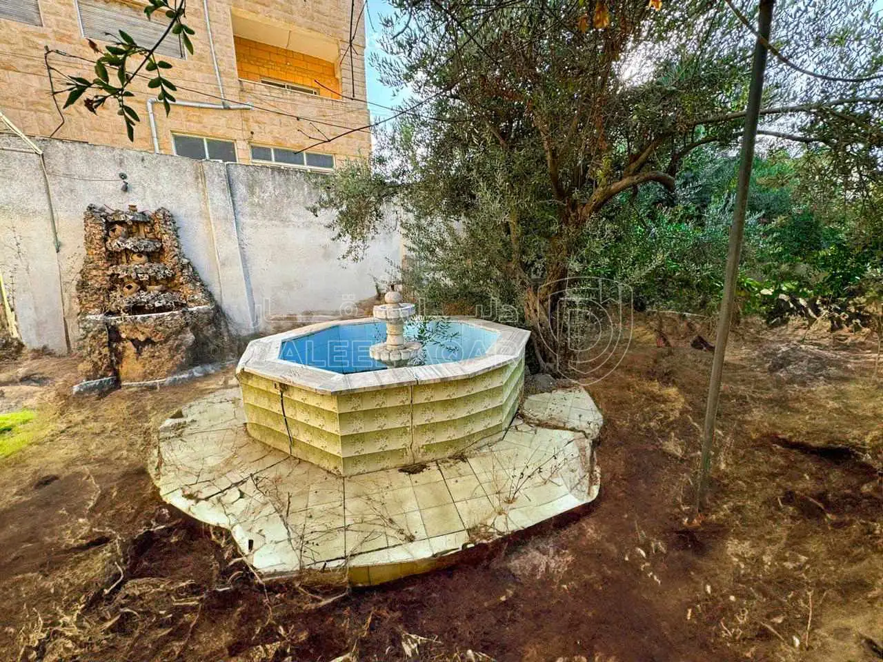 مبنى في فيلا تتكون من 4 شقق وحديقة بسعر مغري - 121,000 دأ - صورة 1