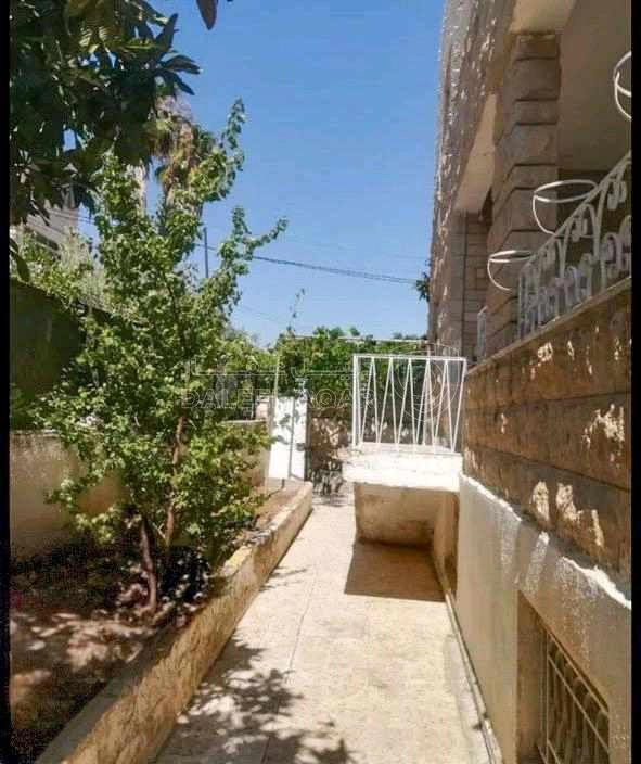مبنى في فيلا تتكون من 4 شقق وحديقة بسعر مغري - 121,000 دأ - صورة 1