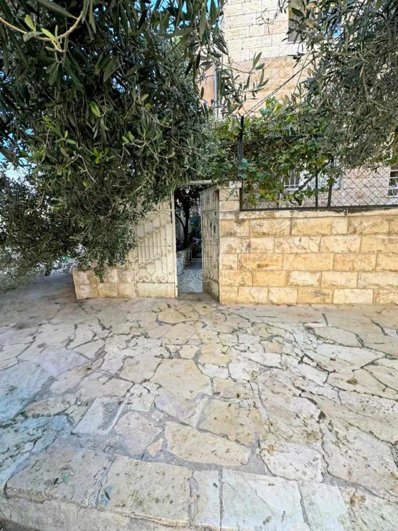 مبنى في فيلا تتكون من 4 شقق وحديقة بسعر مغري - 121,000 دأ - صورة 1