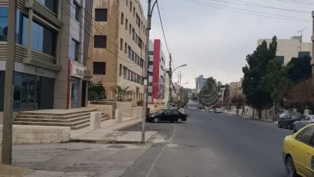 مبنى - مجمع في منطقة شميساني ب عائد سنوي جيد - 3500000 دأ