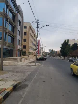 مبنى - مجمع في منطقة شميساني ب عائد سنوي جيد - 3500000 دأ