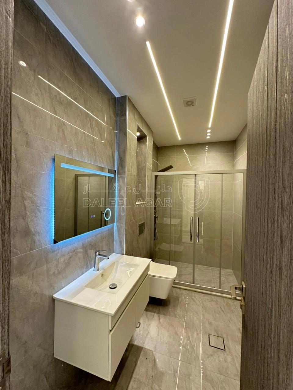 شقة في تبعد 2.5 كم عن شارع المطار  - 75,000 دأ - صورة 1