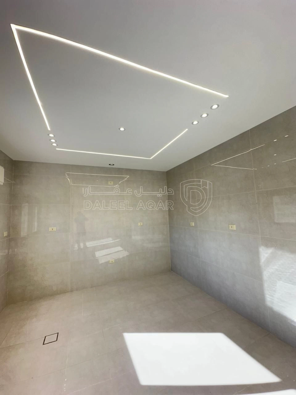 شقة في تبعد 2.5 كم عن شارع المطار  - 75,000 دأ - صورة 1