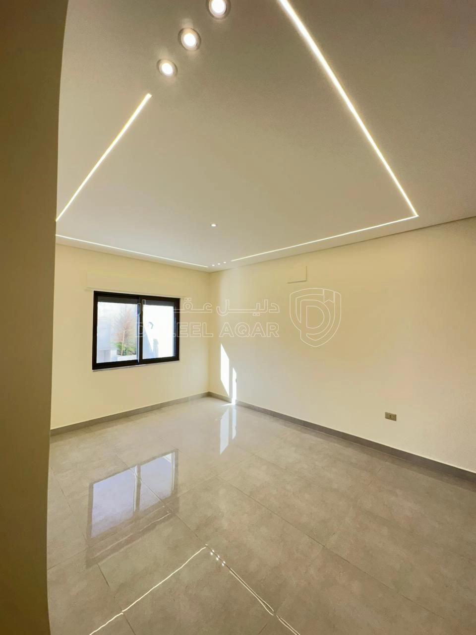 شقة في تبعد 2.5 كم عن شارع المطار  - 75,000 دأ - صورة 1