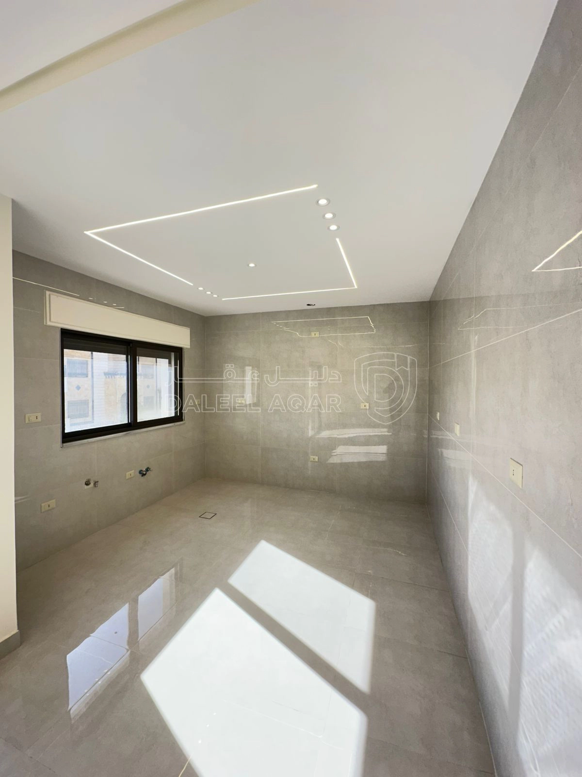 شقة في تبعد 2.5 كم عن شارع المطار  - 75,000 دأ - صورة 1
