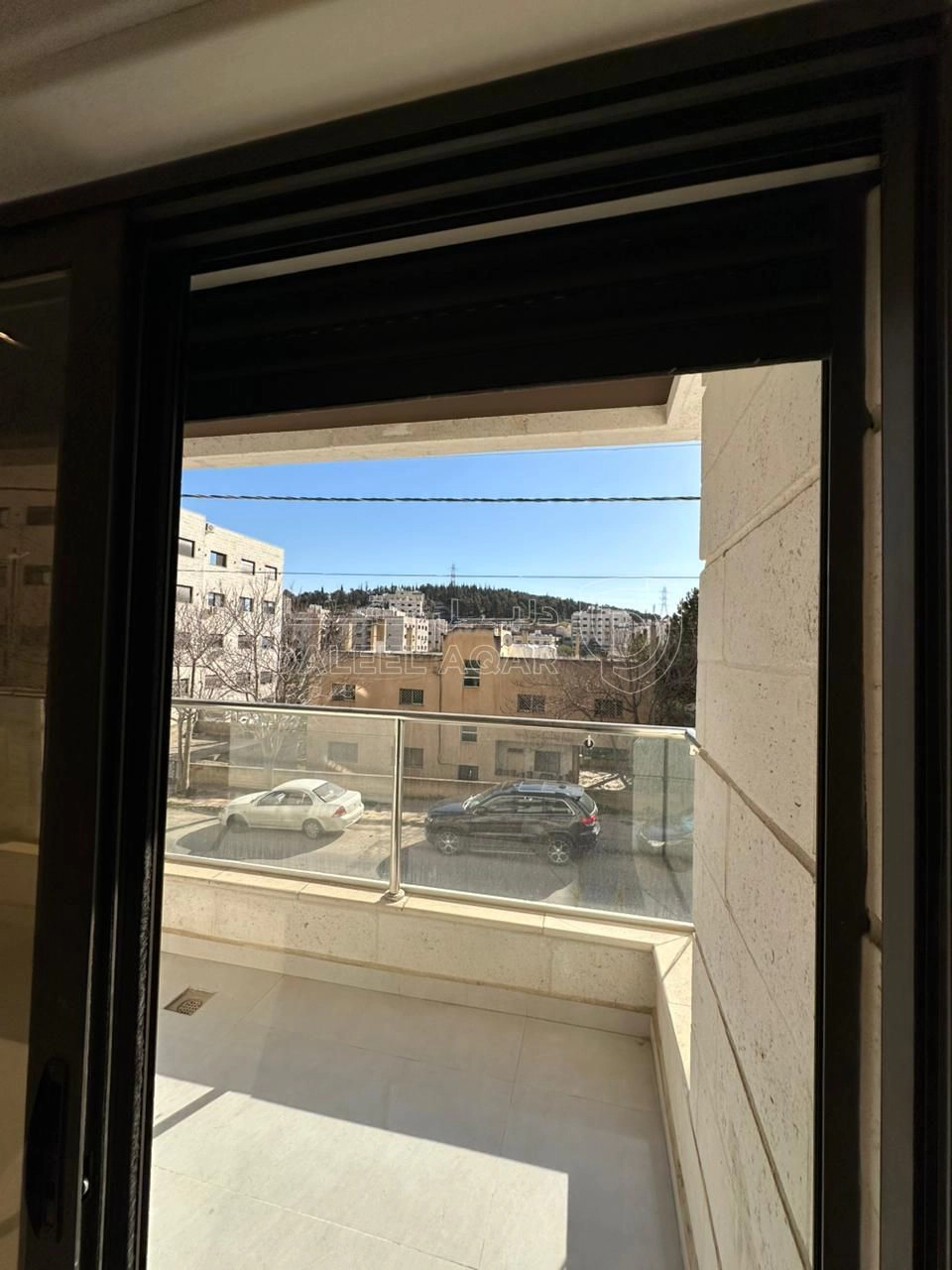 شقة في تبعد 2.5 كم عن شارع المطار  - 75,000 دأ - صورة 1