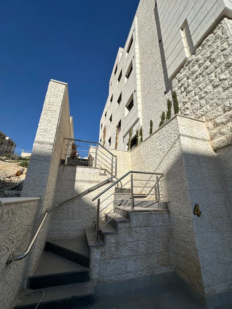 شقة في تبعد 2.5 كم عن شارع المطار  - 75,000 دأ - صورة 1