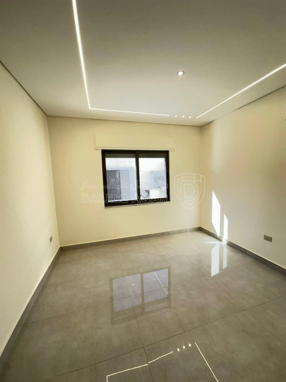 شقة في تبعد 2.5 كم عن شارع المطار  - 75,000 دأ - صورة 1