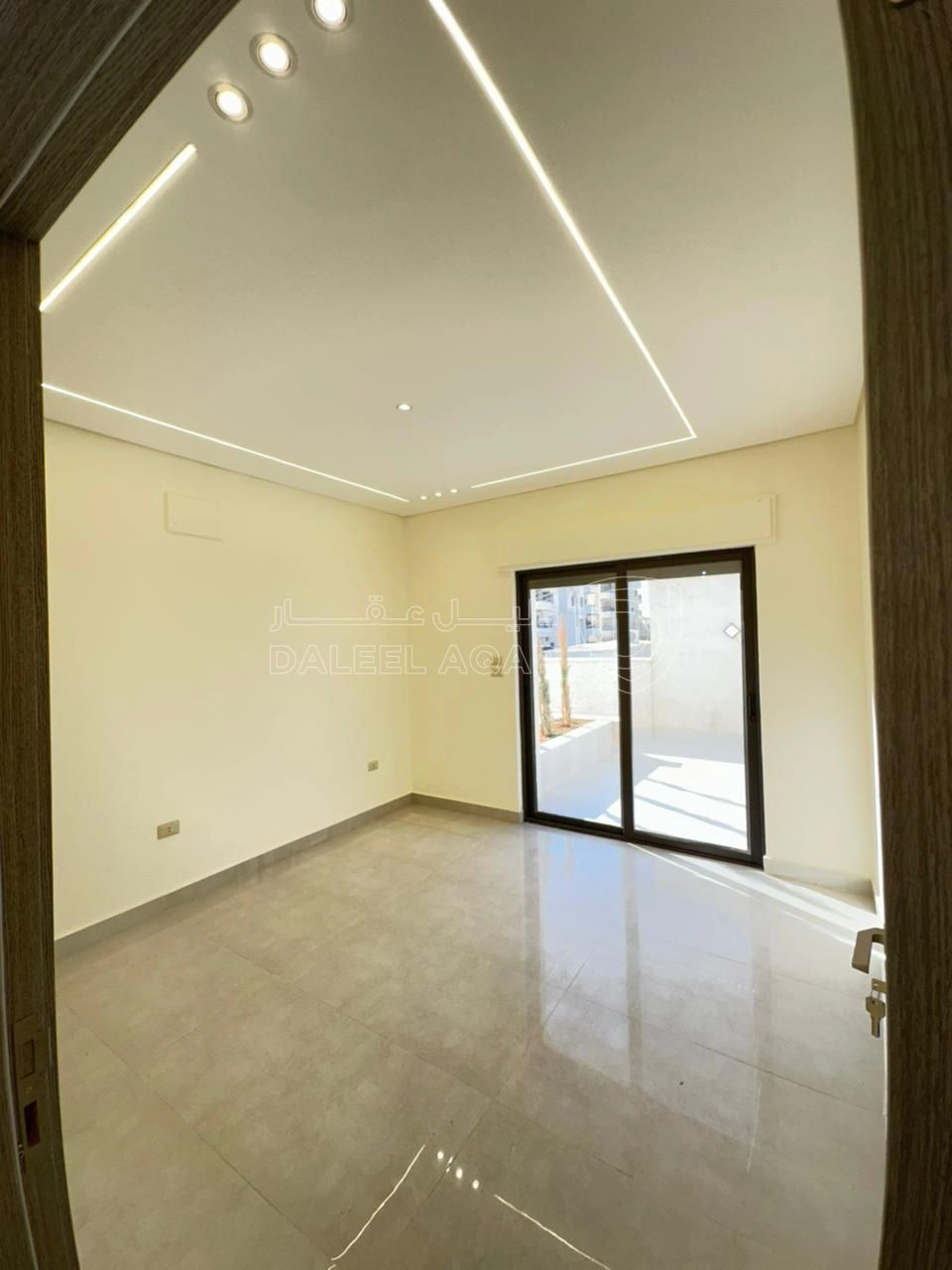 شقة في تبعد 2.5 كم عن شارع المطار  - 75,000 دأ - صورة 1
