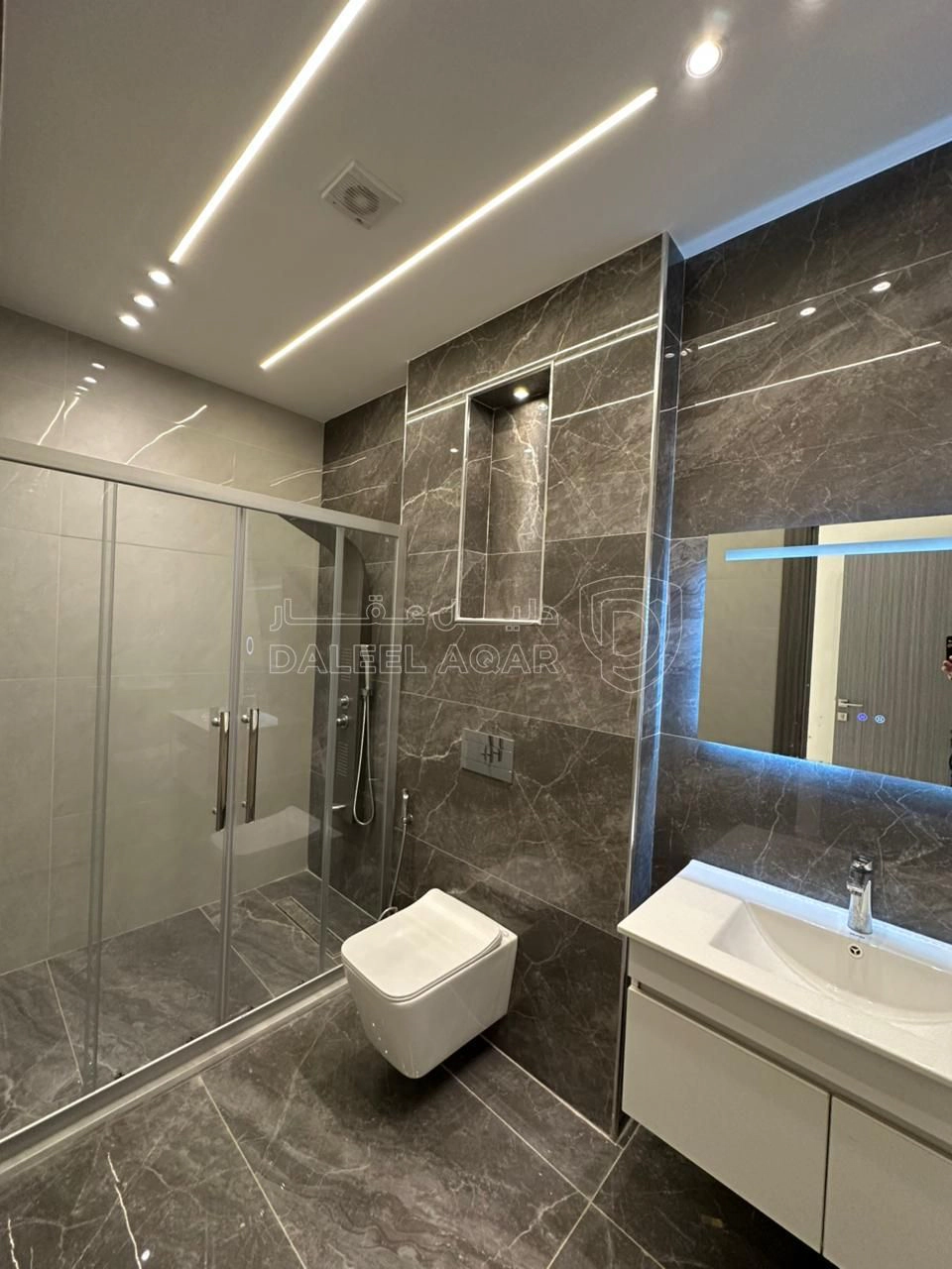 شقة في تبعد 2.5 كم عن شارع المطار  - 75,000 دأ - صورة 1
